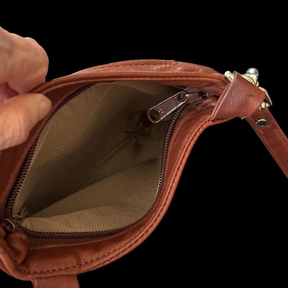 VICTORIA LEATHER CO vintage leather crossbody bag, medium brown. - Picture 7 of 9